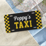 Matrícula Taxi de la amapola | Funny Personalizado Abuelo Ni<br><div class="desc">¿El abuelo recoge a sus nietos en la escuela o en actividades? Hagan oficial su estatus de taxi con esta graciosa placa de licencia que muestra "Taxi de amapola" con letras amarillas y blancas con recorte de taxi a cuadros. Personalizar con el apodo de su abuelo preferido si lo desea....</div>