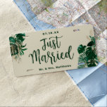 Matrícula Volantes tropicales con escritura de cepillo de mo<br><div class="desc">Foliage Tropical Trendy Greenery and Gold Leaves Personalizadas Sólo Casadas Cubierta de Placa de Licencia - con Letras de Guión Cepillado de Marcador de moda. ¡Muestra este divertido letrero en tu coche de escape! En una atrevida paleta de colores de ricos verdes, esmeralda y oro. Este diseño es perfecto para...</div>