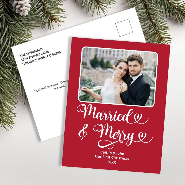 Matrimonio de recién casados Primer Navidad Foto R (Married and Merry Newlywed's First Christmas Photo Postcard in Red.)