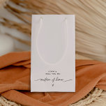 Matrón Minimalista de la bolsa de regalo de honor<br><div class="desc">Everleigh Collection: una colección impresionante y minimalista que presenta un tipo de letra caligráfica moderno, moda y elegante. Esta colección ofrece un diseño atemporal y elegante, perfecto para cualquier evento, desde bodas hasta duchas para bebés y todo lo demás. Disfrute de la elegancia y sofisticación de la colección Everleigh y...</div>