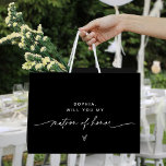 Matrón Minimalista NOIR de la bolsa de regalo de h<br><div class="desc">La colección NOIR presenta un color negro clásico y un impresionante y moderno tipo de letra caligrafía, creando un aspecto elegante y sofisticado. Esta colección es perfecta para parejas que desean crear un ambiente atemporal y clásico para su evento especial. El audaz esquema de color negro crea un sorprendente contraste...</div>