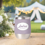 Mauve Stylized Boda Groomsman<br><div class="desc">Regale a su boda groomsman con este moderno y personalizado vaso de vino de acero inoxidable con su nombre en escritura estilizada dentro de un diseño ovalado y blanco. El color de fondo y el guión son malintencionados. Personalice su vaso de vino editando y reemplazando el nombre por el nombre...</div>