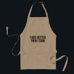 Me beso mejor entonces cocino el delantal<br><div class="desc">Me beso mejor entonces cocino el delantal divertido del | para los hombres con cita. Bbq fresco/cocinar la idea del regalo para los hombres. Presente lindo para el papá del cocinero, el tío, el abuelo, el novio, los delantales de hombres de la barbacoa del hermano etc. en beige, el amarillo...</div>
