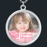 ME ENCANTA MI collar MEEMAW<br><div class="desc">Este collar de bonito "I Love My Meemaw" hace un lindo keepsake. Haga clic en el botón "IT PERSONALIZAR" para agregar su texto y foto. Para preguntas o ayuda, póngase en contacto con: cheryl@cheryldanielsart.com. Diseño de collar por Cheryl Daniels © 2010.</div>
