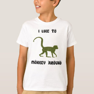 Me gusta el mono en torno a niños con camiseta de