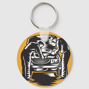 Mecánicos que trabajan en un llavero del coche