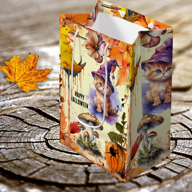 Mediana Bolsa de regalo de Whimsical Watercolor Cat Bruja  (Cute gift bag featuring a kitty dressed up as Halloween witch, surrounded by a colorful design)