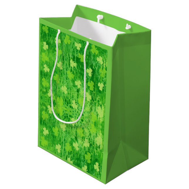 Mediana Bolsa de regalo del patrón verde shamrock del Día  (Angulo reverso)