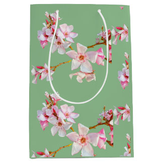 Mediana Bolsa de regalo verde sage con flores rosadas de p