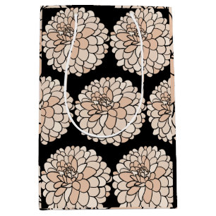 Mediana Dahlias rosadas en bolsa de regalo de fondo negro
