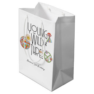Mediana Joven, salvaje y tres   Bolsa de regalo de cumplea