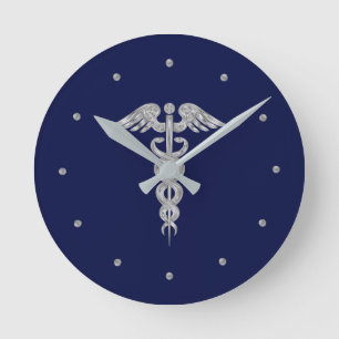 Mediano Caduceo gris plateado en reloj redondo azul marino