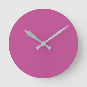 Mediano Color de tendencia - Reloj redondo rosa de Berry