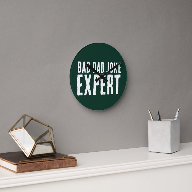 Mediano Funny Bad Dad Chiste Cargando Reloj redondo (Oficina)