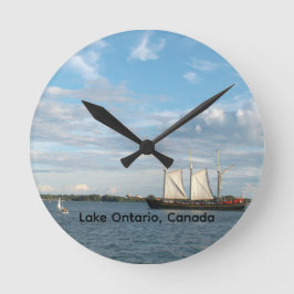 Mediano Navegando en el Lago Ontario Reloj Redondo