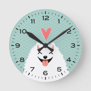Mediano Perro panomerano blanco con reloj redondo cardíaco