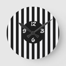 Reloj redondo de franjas en blanco y negro