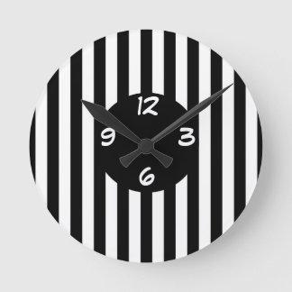 Mediano Reloj redondo de franjas en blanco y negro