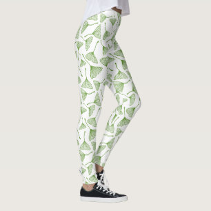 Medias blancas elegantes con hoja de ginkgo verde