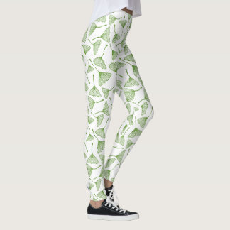 Medias blancas elegantes con hoja de ginkgo verde