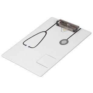 Médica de enfermería y portapapeles blanco con t