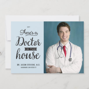 Médica en la invitación para graduación médica en