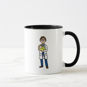 Médica pediatra masculino sostiene taza de bebé
