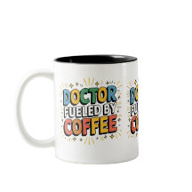 médico alimentado por taza de café