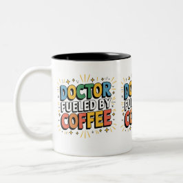 médico alimentado por taza de café