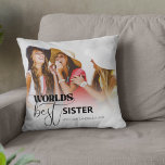 Mejor Hermana del Mundo | Cojín decorativo fotográ<br><div class="desc">Buscando un regalo único para la hermana, perfecto para la graduación, cumpleaños o sólo para decir que te amo! Este diseño moderno y simplista presenta un texto de tipografía que dice 'WORLDS BEST SISTER' y su foto favorita. El estilo de fuente de texto editable, se puede cambiar haciendo clic en...</div>