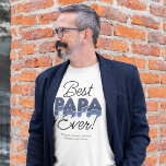 Mejor Mejor Papa moderno jamás camiseta<br><div class="desc">Dale a tu padre el reconocimiento que merece con esta divertida y moderna camiseta de "Mejor Papa nunca". Con tonos azul audaz y el toque personal de los nombres de sus hijos incorporados, esta camiseta de moda y cómoda es la manera perfecta de mostrar lo que te importa. Genial por...</div>