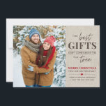 Mejores regalos Anuncio de embarazo Tarjeta de Nav<br><div class="desc">Esta tarjeta de anuncio de embarazo rústica y dulce presenta la frase "Los mejores regalos no vienen debajo del árbol" y un texto de saludo navideño personalizable que incluye los nombres de tu familia y el nuevo bebé. Personaliza con tu foto y saludo especial.</div>