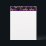 Membrete Imagen temática de Hanukkah de SlipperyJoe's dorad<br><div class="desc">Imagen temática de Hanukkah de SlipperyJoe's dorado amarillo Estrella de David velas azules con llamas naranjas arte inspirado en la menorá regalo idea identidad judía espiritualidad festividad retro patrón simétrico audaz fondo enrejado con forma de diamante combina tradición y diseño vibrante efecto de tablero de ajedrez púrpura y negro celebración...</div>