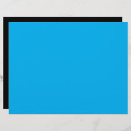 Membrete un cielo azul con un avión volando en el cielo