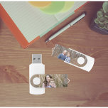 Memoria USB ¡Cree una increíble unidad flash de fotos personal<br><div class="desc">¡Disponible en varias capacidades y velocidades! Transfiere tus archivos en un suspiro con una memoria USB giratoria personalizada. Esta memoria USB es el accesorio ideal, gracias a su tapa giratoria que mantiene el puerto USB siempre protegido y disponible a golpe de giro. El complemento perfecto para tus llaves, personalizado con...</div>