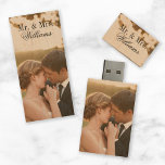 Memoria USB De Madera Monograma de fotos de casamiento personalizado<br><div class="desc">Este personalizado USB flash drive de madera es un keepsake intemporal, personalizado con las fotos de su boda e impreso con su monograma. Está construido a partir de madera natural y combina elegancia y funcionalidad, preservando sus preciados recuerdos en un hermoso diseño natural. Perfecto para compartir con sus seres queridos...</div>