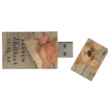 Memoria USB De Madera Personalizado Foto de bebé Monograma USB Flash Dri<br><div class="desc">Unidad flash USB diseñada por un personalizado con foto para bebés y texto. Diseño vertical. Personalízalo con tu linda foto de bebé y monograma, nombre o texto. Crea un diseño único y amable para mantener todas tus fotos de tu recién nacido o compartir fotos digitales con tu familia y amigos...</div>