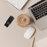 Memoria USB Elegante regalo de Monograma Negro y Blanco Grooms<br><div class="desc">Presentamos nuestra elegante y práctica unidad USB Flash Drive, la perfecta incorporación a su caja de groomsmen. Diseñado con un sencillo y clásico esquema de color blanco y negro, esta unidad USB cuenta con un diseño de Iniciales Monográficas Clásicas que añade un toque personal a su regalo. Con su diseño...</div>
