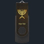 Memoria USB Menorah Flame<br><div class="desc">Una representación digital dorada y marrón de la menorah judía de siete ramificaciones (hebreo: מְ נ וֹ רָ ‎). Añade tu propio texto. La menorah de siete ramas, utilizada en el santuario portátil establecido por Moisés en el desierto y más tarde en el Templo en Jerusalén, ha sido un símbolo...</div>