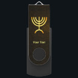 Memoria USB Menorah Flame<br><div class="desc">Una representación digital dorada y marrón de la menorah judía de siete ramificaciones (hebreo: מְ נ וֹ רָ ). Añade tu propio texto. La menorah de siete ramas, utilizada en el santuario portátil establecido por Moisés en el desierto y más tarde en el Templo en Jerusalén, ha sido un símbolo...</div>