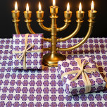 Menorah morado sobre fondo blanco Papel envuelto<br><div class="desc">Gran patrón para envolver tus regalos de Hanukkah. Menorah púrpura sobre fondo blanco.</div>