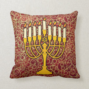 menorah tirando almohada