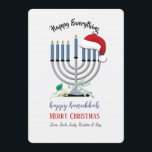 Menorah y tarjeta del día de fiesta del gorra de<br><div class="desc">Una tarjeta del día de fiesta del Jánuca-Navidad que ofrece un menorah y el gorra de Santa. Perfeccione para la muchedumbre de las "vacaciones". (Diseñado por Rawpixel.com). (Diseñado por Freepik). (Diseñado por Freepik). La tarjeta es fácil de modificar para requisitos particulares con su fraseología, fuente y color de la fuente¿Qué...</div>