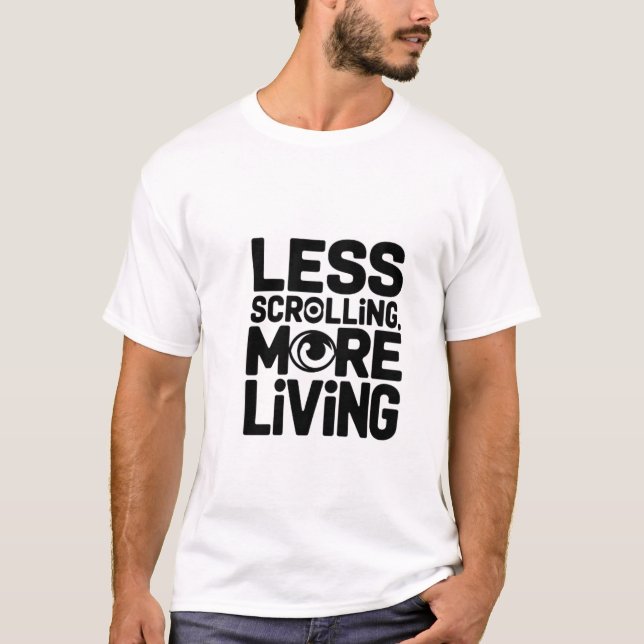 Menos desplazamiento más camiseta de tipografía vi (Anverso)
