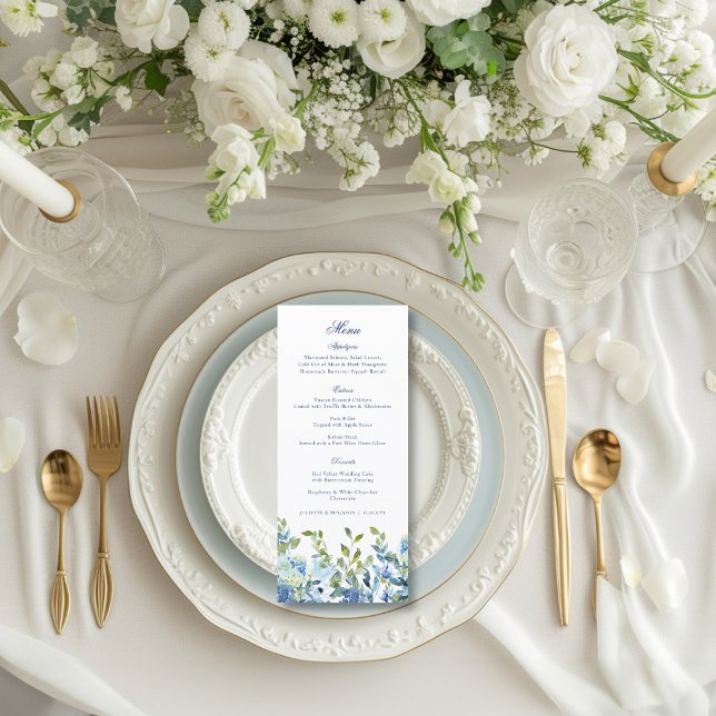 Menú Acogida de bodas florales en azul y marina (This floral weddning menu features dusty blue and navy blue flowers and a calligraphy script)