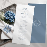 Menú Boda de monograma azul turbio<br><div class="desc">Eleva tu recepción con nuestra tarjeta de menú Boda Dusty Blue Monogram. Con un diseño sencillo y sofisticado con el monograma y las flores silvestres, esta carta le da un toque de belleza intemporal a su escapada de mesa. Guíe a sus huéspedes con una experiencia culinaria memorable con esta elegante...</div>