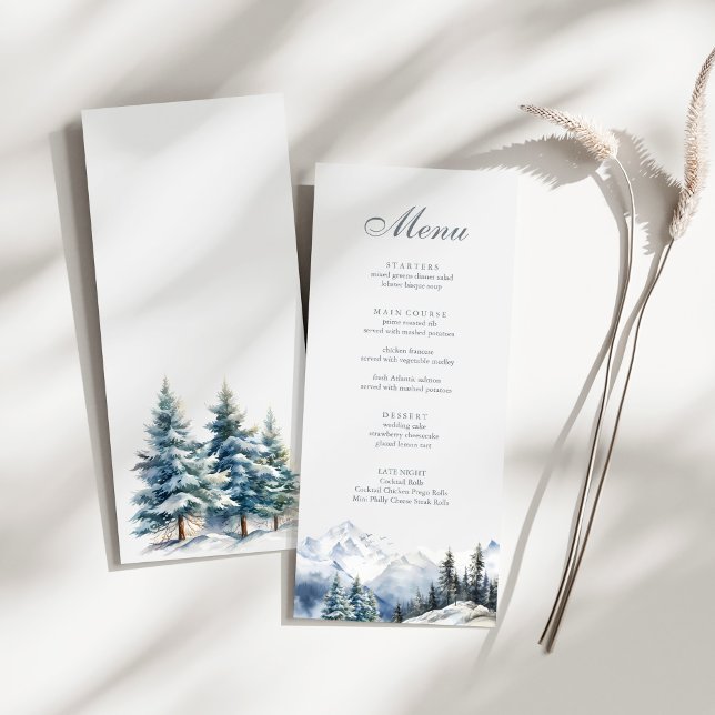 Menú Boda de Montaña y Árboles de Pino (Snowy Mountain & Pine Trees Wedding Menu on a sunny white table.)