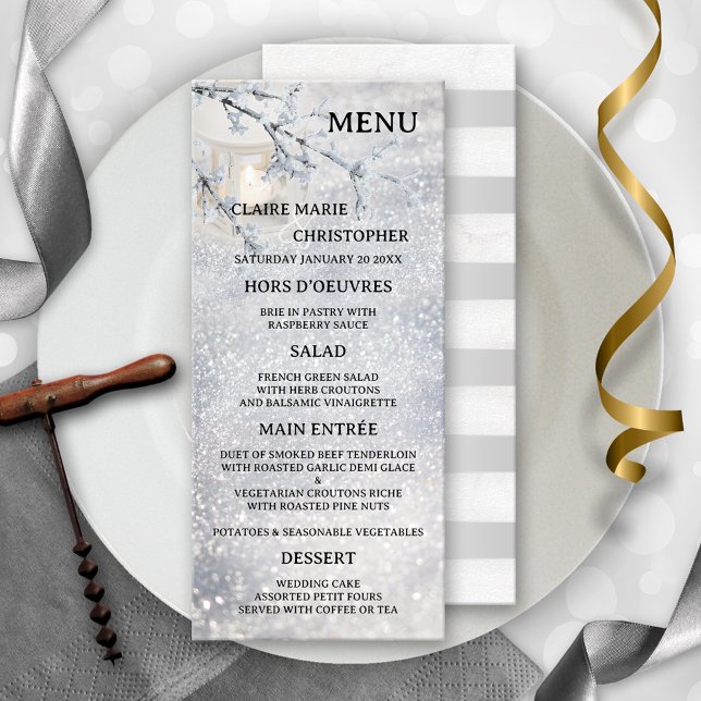 Menú Boda de Nieve con una linterna de velas (Winter wedding menu card featuring a candle lit lantern in sparkling snow.)