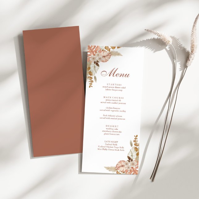 Menú Boda Moderna Boho Floral con Hierba de Pampas (Modern Boho Floral Pampas Grass Wedding Menu on a sunny white table with a dry wildflower.)