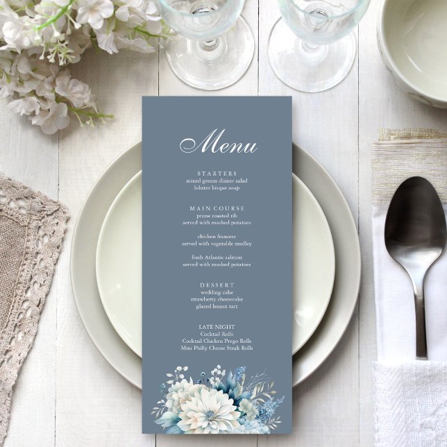 Menú Boda moderno de flores silvestres azul turquesa (Modern Dusty Blue Wildflowers Wedding Menu on a beautiful white and silver wedding table.)
